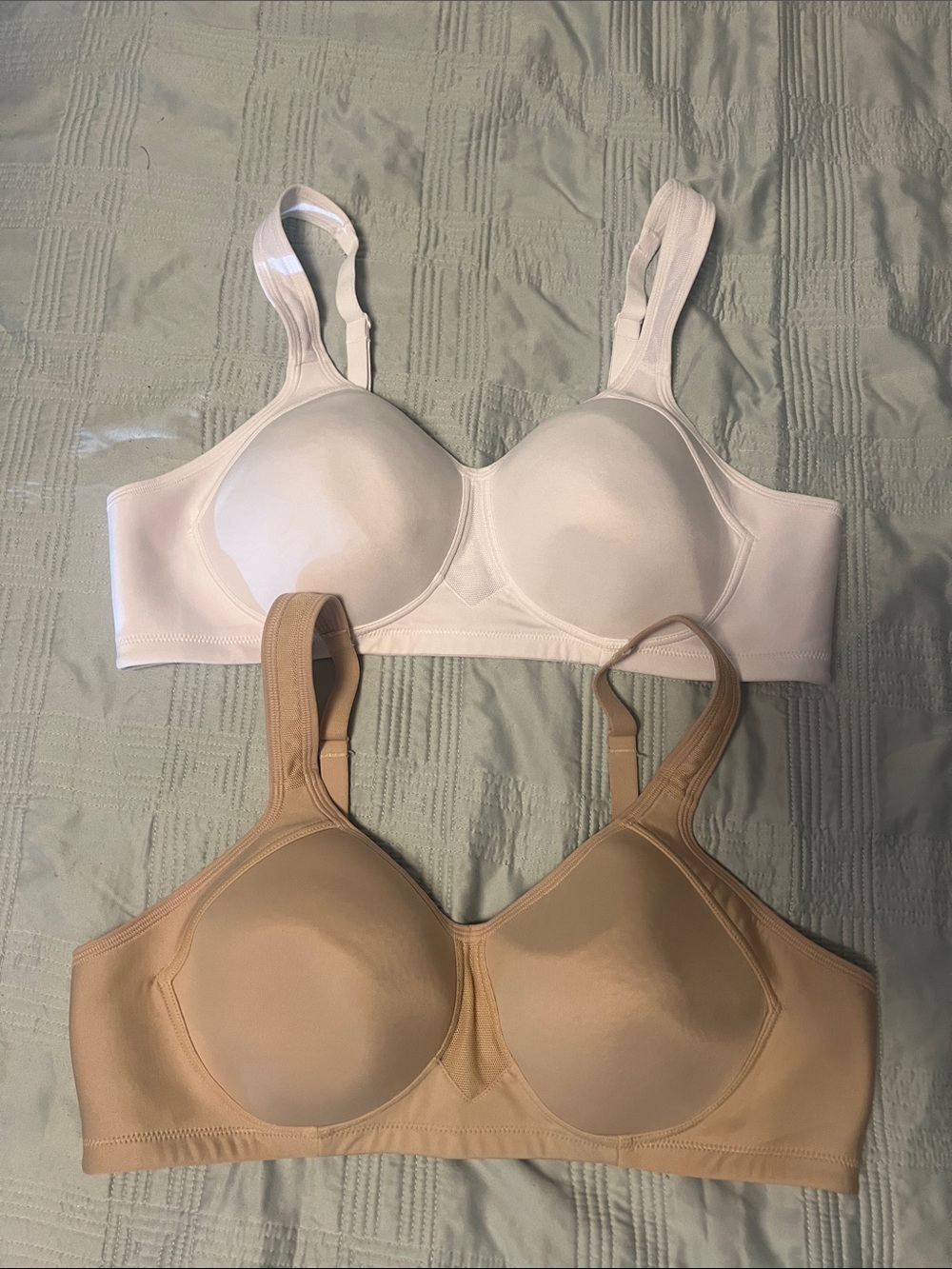 Vanity Fair Smooth‎ Underwire Bras (set of 2) in White and Nude Size 40 B